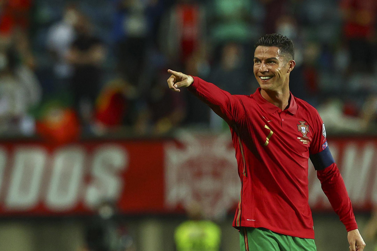 Cristiano Ronaldo Huyền thoại sống của bóng đá thế giới